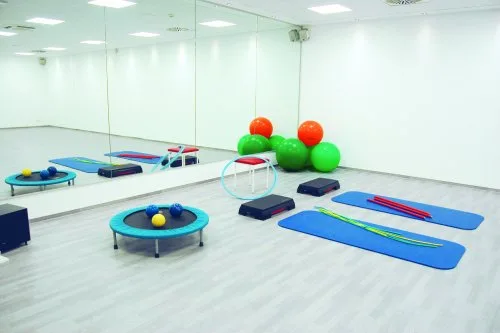 Bewegungsraum mit Trainingsgeräten