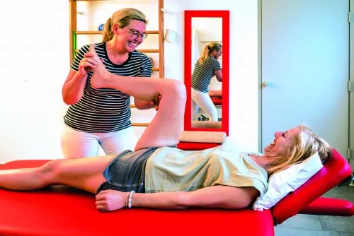 Physiotherapeutin bei der Behandlung einer Patientin